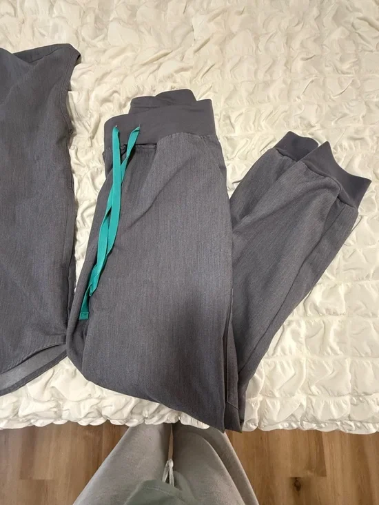 Women’s Figs Scrubs - Picture 3 of 5